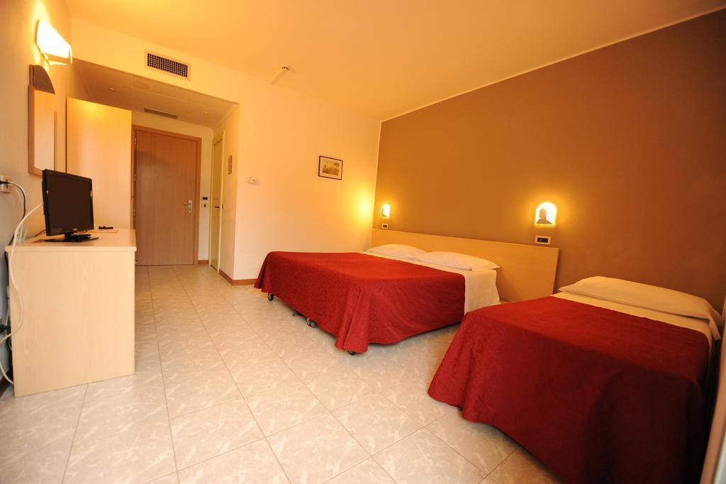 Hotel Elvezia Pesaro Zimmer foto